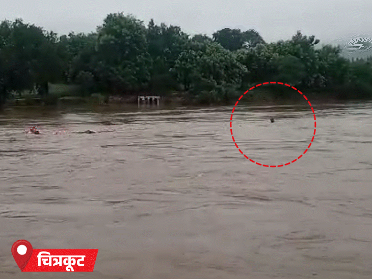 मंदाकिनी नदी में बाढ़ में नाविक बह गया।
