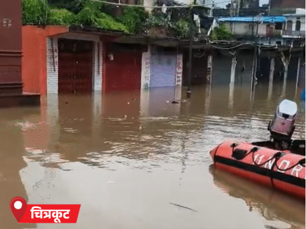 चित्रकूट में रेस्क्यू टीम ने लोगों को सुरक्षित जगहों पर पहुंचाया।