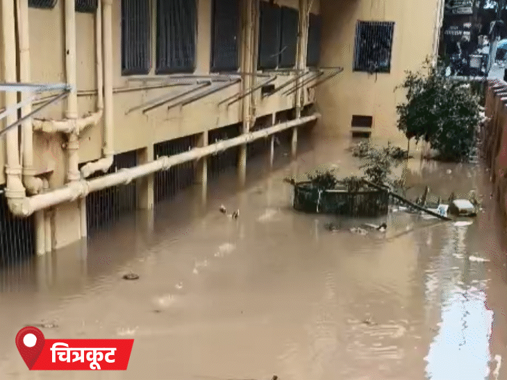 20-25 होटलों में पानी घुस गया। कई दुकानें पानी में डूब गईं।