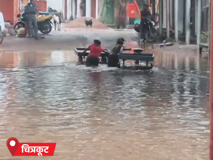 हाथ ठेला चलाकर लोगों को सड़क पार कराई गई।
