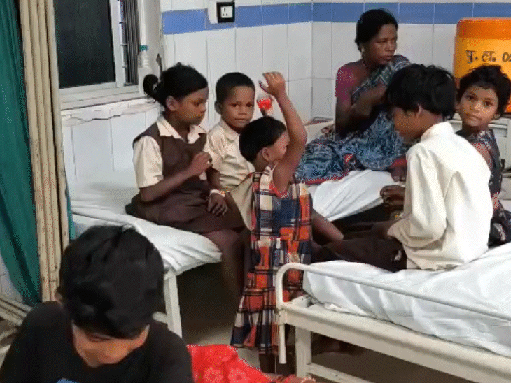 बालाघाट जिला अस्पताल में एक बेड पर 3-4 बच्चों का इलाज।