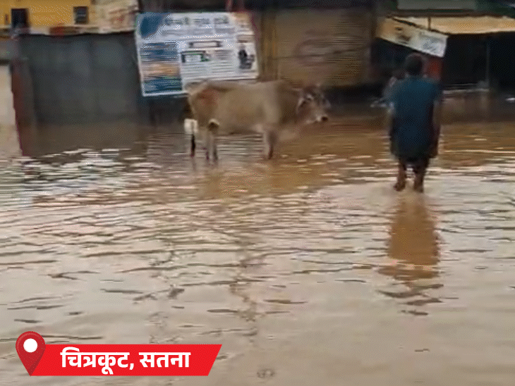 रामघाट किनारे की करीब 300 दुकानें पूरी तरह पानी में डूब गई।