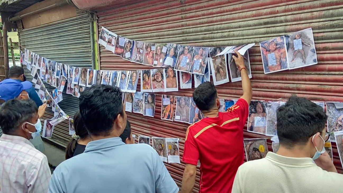 नेपाल आपदा में अपने परिजनों की तलाश में लोग मृतकों की तस्वीरें भी देख रहे हैं।