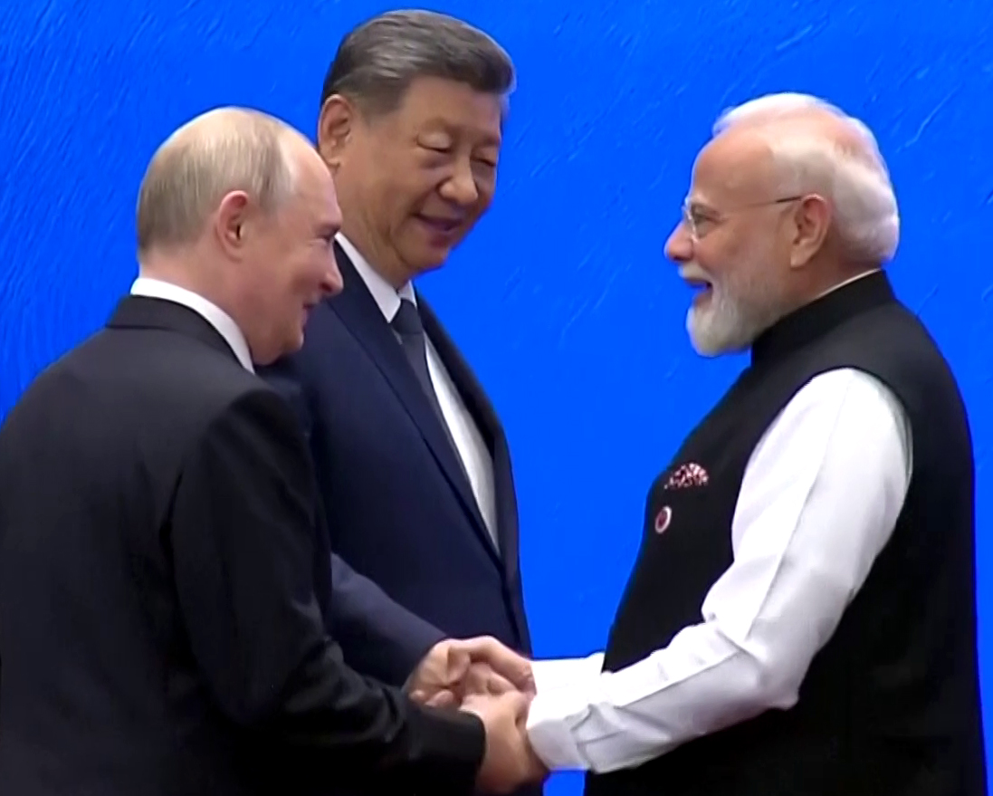 बैठक से पहले पीएम मोदी की पुतिन और जिनपिंग से मुलाकात हुई। मोदी ने दोनों नेताओं से एक साथ हाथ मिलाया।