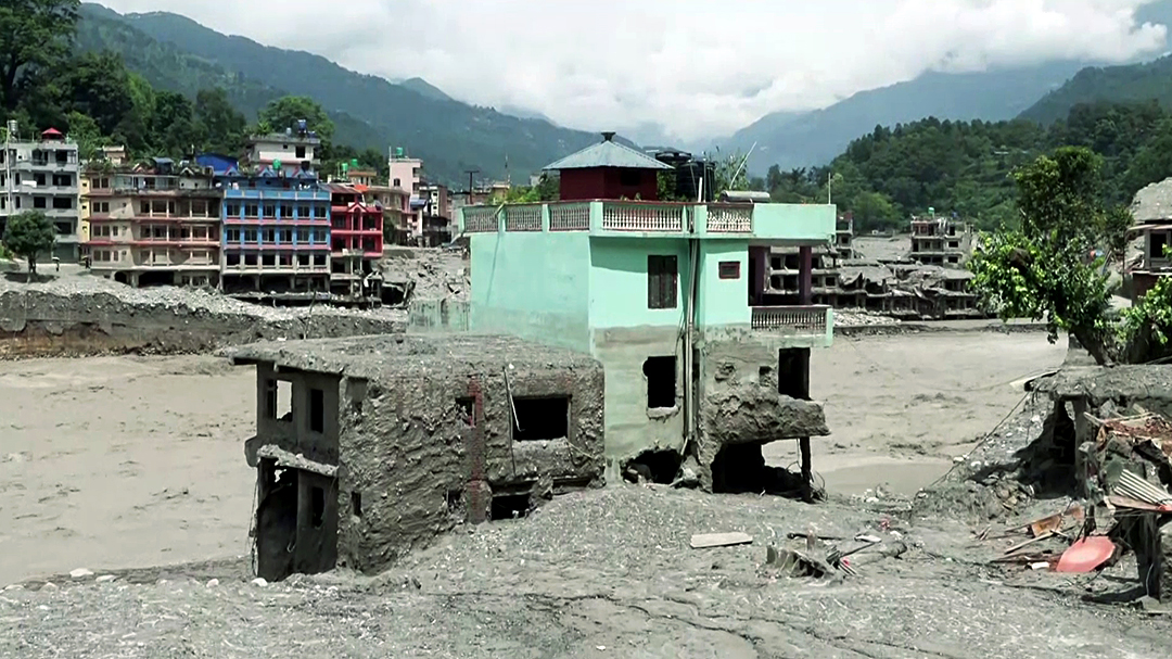 भीषण बाढ़ के बीच भी हरे रंग का घर सुरक्षित बच गया।