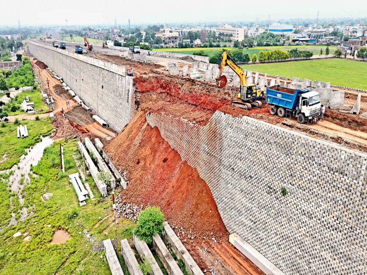 A 500-meter stretch of the 17-meter-high road will have to be demolished.