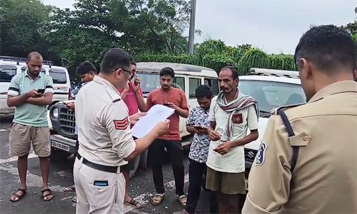 वाहन चालकों के लाइसेंस और बाकी दस्तावेजों की जांच की गई।