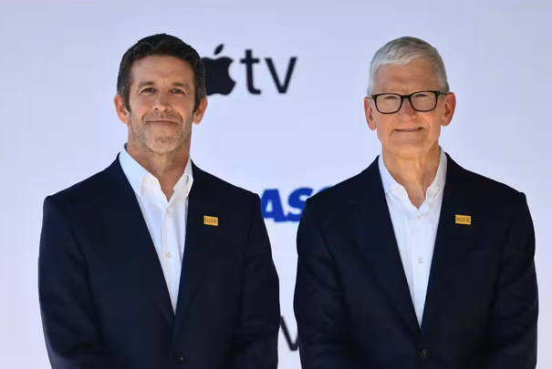 टिम कुक की जगह पर अब जॉन टर्नस Apple के नए CEO बन गए हैं।