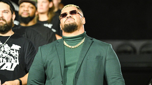 WWE रॉ में सोलो सिकोआ को हमला कर गिरा दिया गया।