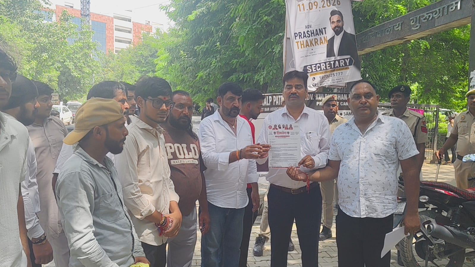 एसडीएम कार्यालय के अधिकारियों को मांगपत्र सौंपते बजरंग दल के पदाधिकारी।