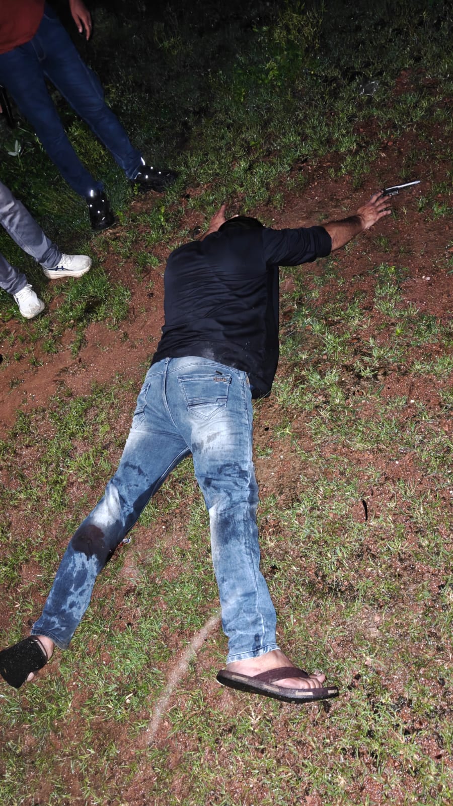 पुलिस और पटाखा फैक्ट्री मालिक की सोमवार तड़के मुठभेड़ हो गई। दोनों तरफ से फायरिंग के बाद नौशाद को गिरफ्तार कर लिया गया।
