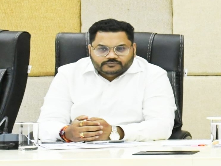 भूपेश बघेल के OSD रहे चेतन बोरघारिया वर्तमान में बलरामपुर के अपर कलेक्टर हैं।
