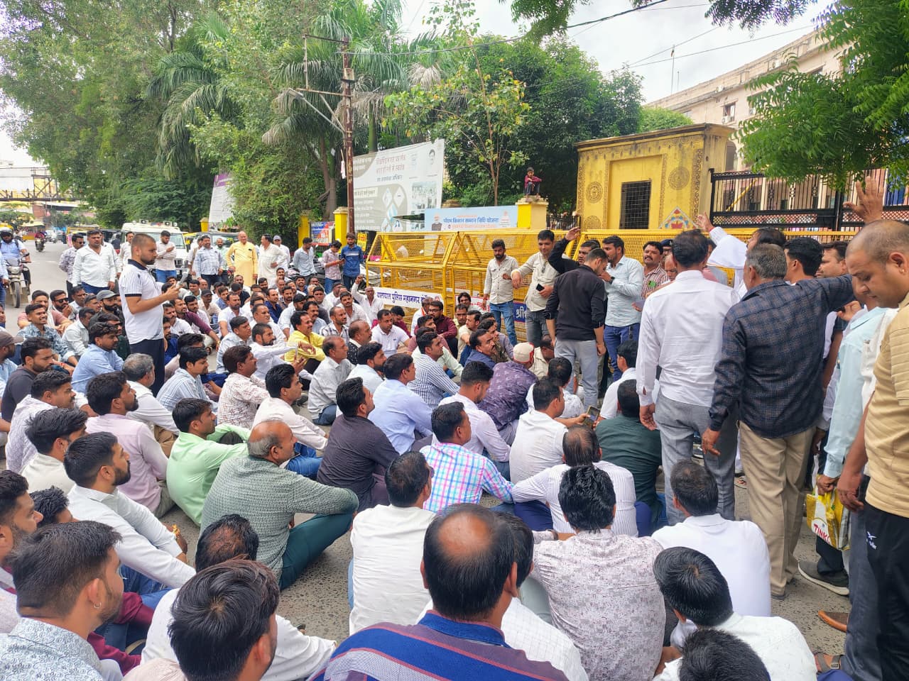 कलेक्टर कार्यालय के बाहर प्रदर्शन करते हुए किसान।
