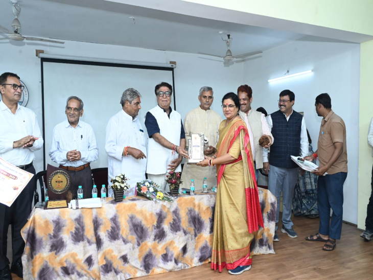 दुर्गा महाविद्यालय की सुनीता चंसोरिया और डॉ. विजय कुमार चौबे भी शामिल रहे।