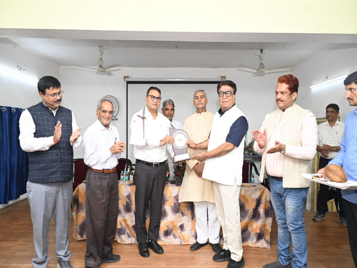 समारोह में निजी महाविद्यालयों से जुड़े शिक्षकों और प्राचार्यों ने भाग लिया।