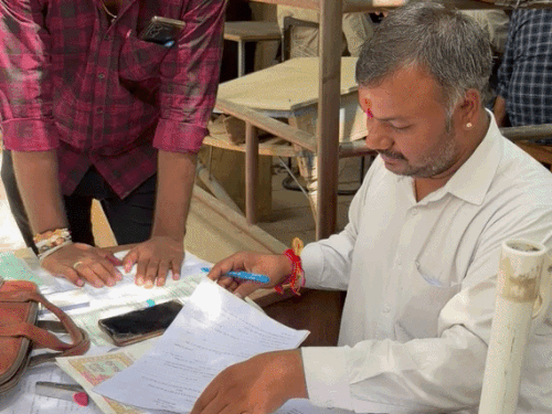 प्रशासनिक आंकड़ों के अनुसार, कई प्रत्याशियों ने अपनी उम्मीदवारी मजबूत करने और किसी त्रुटि से बचने के लिए एक से अधिक नामांकन पत्र भरे हैं।