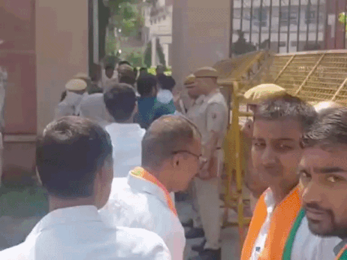अलवर के मिनी सचिवालय में नामांकन जमा करने के अंतिम दिन लोगों की भीड़ उमड़ी थी।