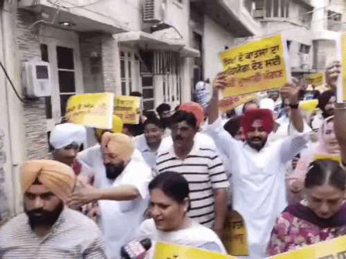 भाजपा के खिलाफ नारेबाजी करते AAP कार्यकर्ता।