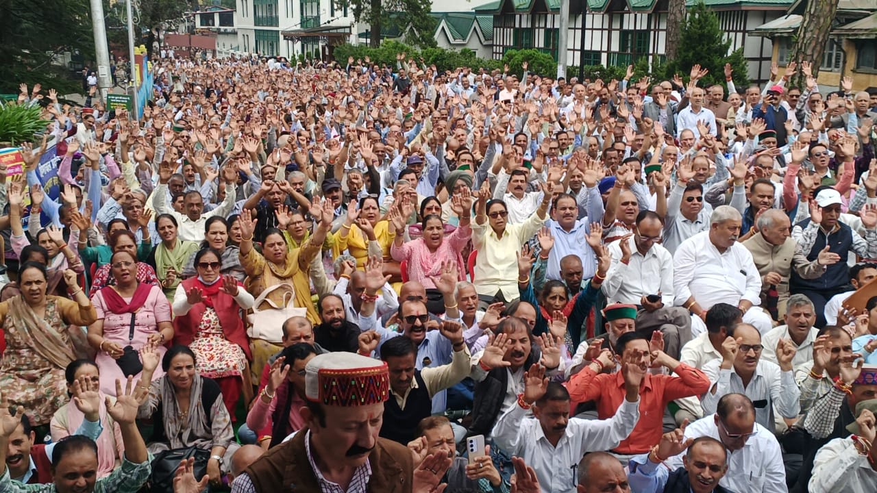 चौड़ा मैदान में नारेबाजी करते हुए पेंशनर।