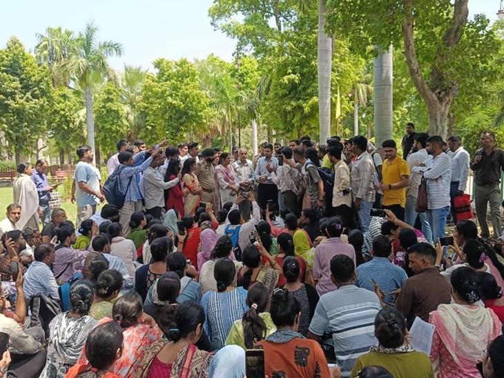 शिक्षा बोर्ड में विरोध प्रदर्शन कर रहे अभ्यार्थियों से मिलने पहुंचे सचिव दीपक बाबूलाल करवा।