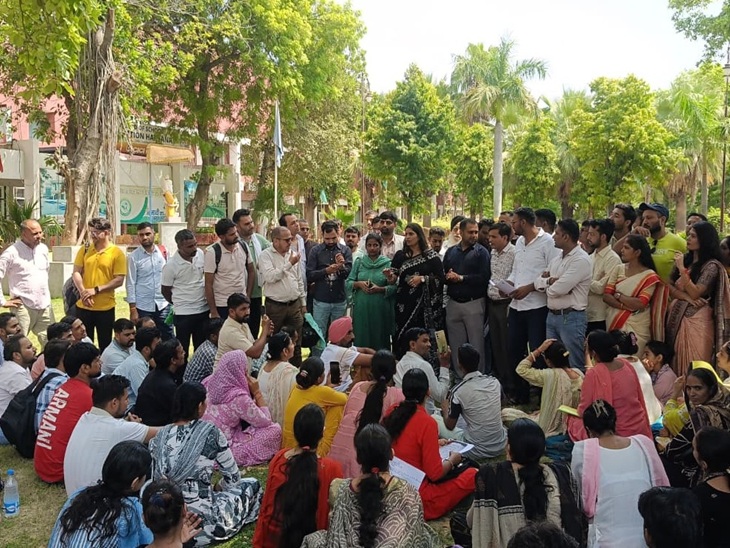 अपनी समस्या लेकर शिक्षा बोर्ड में विरोध प्रदर्शन करते हुए अभ्यार्थी व अन्य।