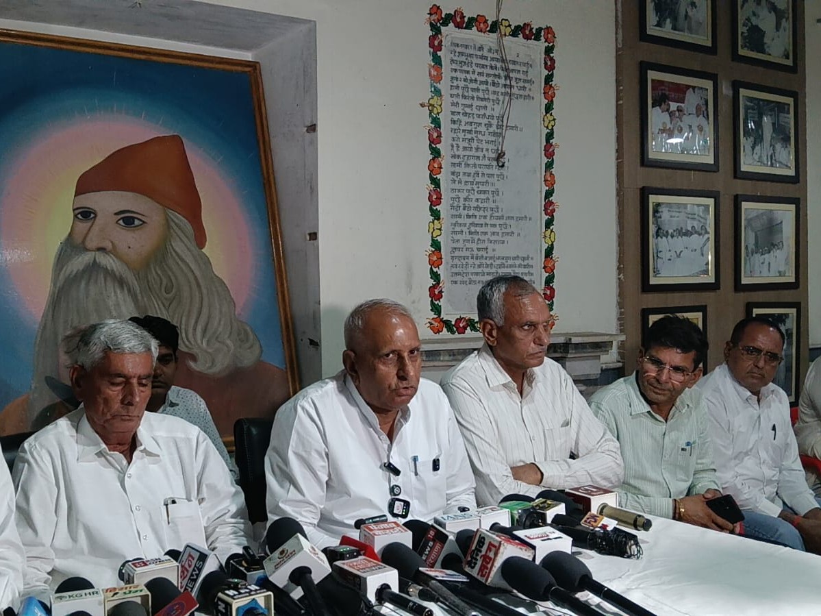 कार्यक्रम की जानकारी देते हुए प्रधान जगदीशचंद कड़वासरा। - Dainik Bhaskar