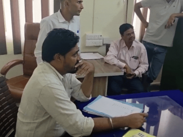 नीलामी के दौरान डीएफओ कार्यालय में बैठे कार्यालय के अधिकारी व कर्मचारी।