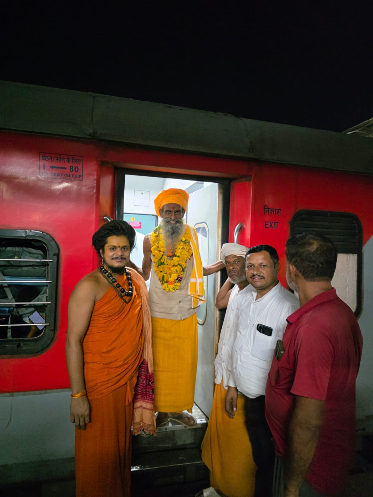 ट्रेन पर छोड़ने पहुंचे संत