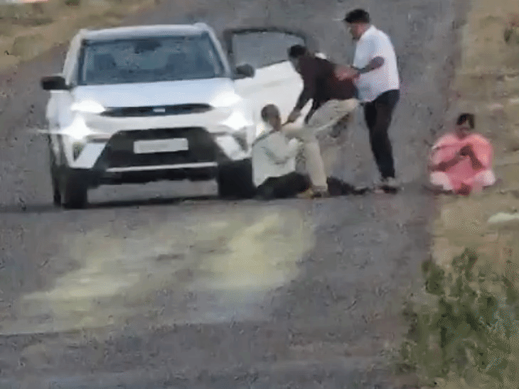 एक भाई ने डंडों से पिता को पीटा।