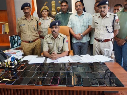 डीग पुलिस ने 64 आरोपियों को गिरफ्तार कर 88 एंड्रॉयड मोबाइल फोन जब्त किए थे।
