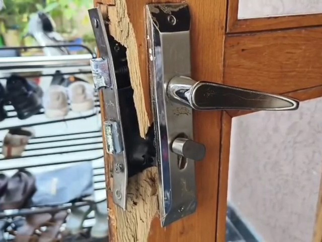 टूटा मिला घर का मुख्य दरवाजा।