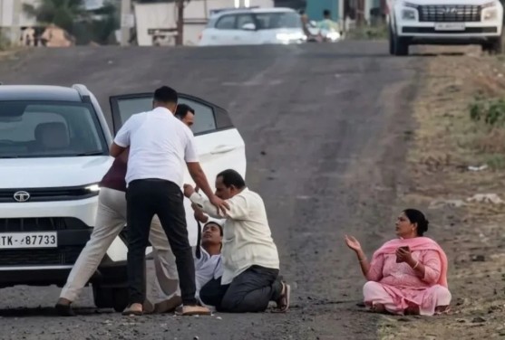 दंपती को बचाने की कोशिश करता एक राहगीर। मां भी गुहार लगाती रही।