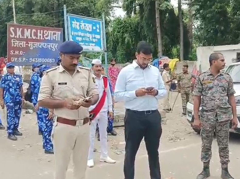 तैयारी का जायजा लेते अधिकारी।