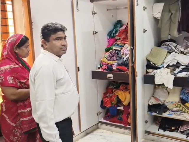 चोरों ने अलमारी के ताले तोड़कर की लूट।