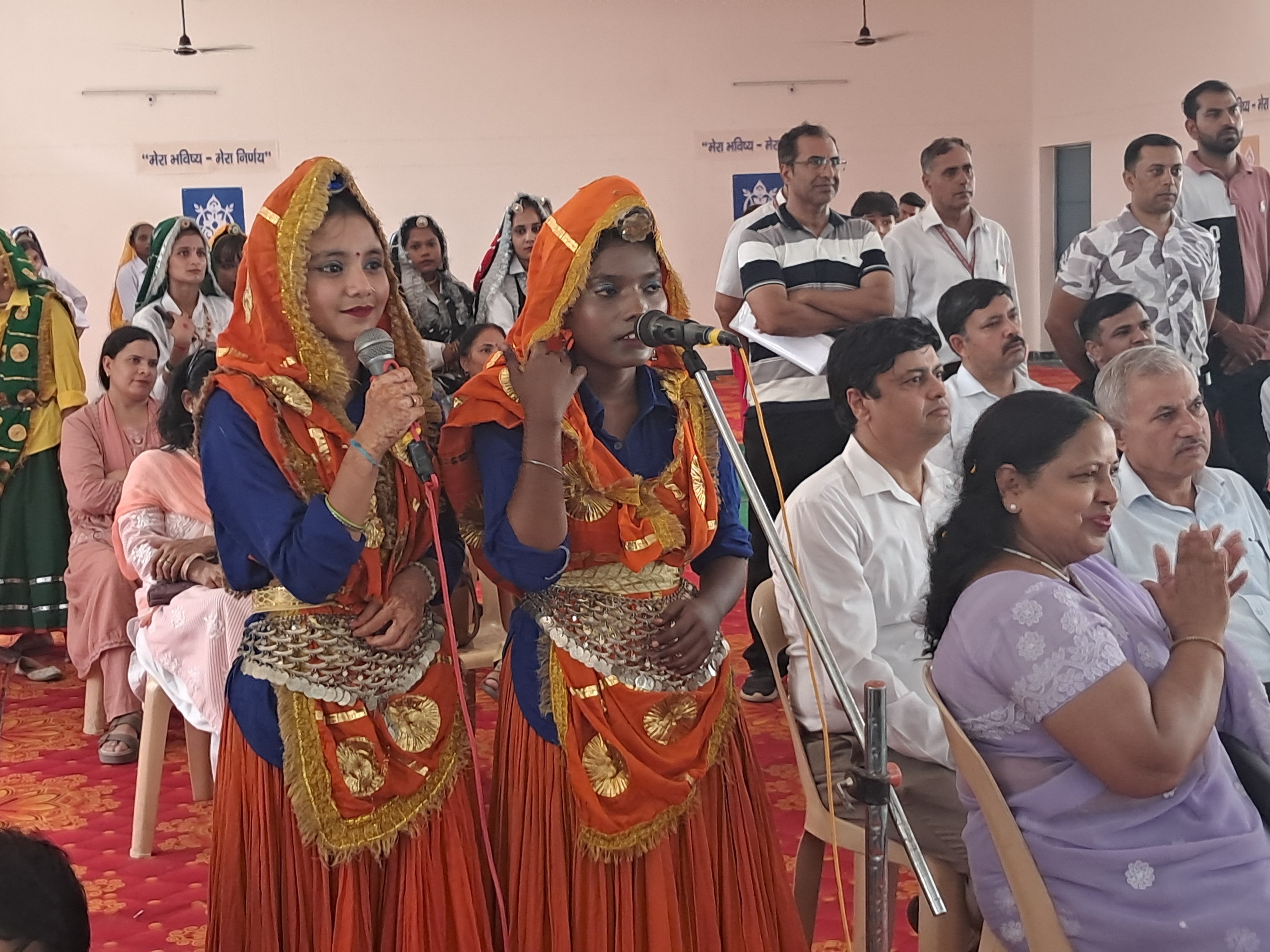 घरौंडा के सरकारी स्कूल में आयोजित कार्यक्रम में हिस्सा लेती छात्राएं।