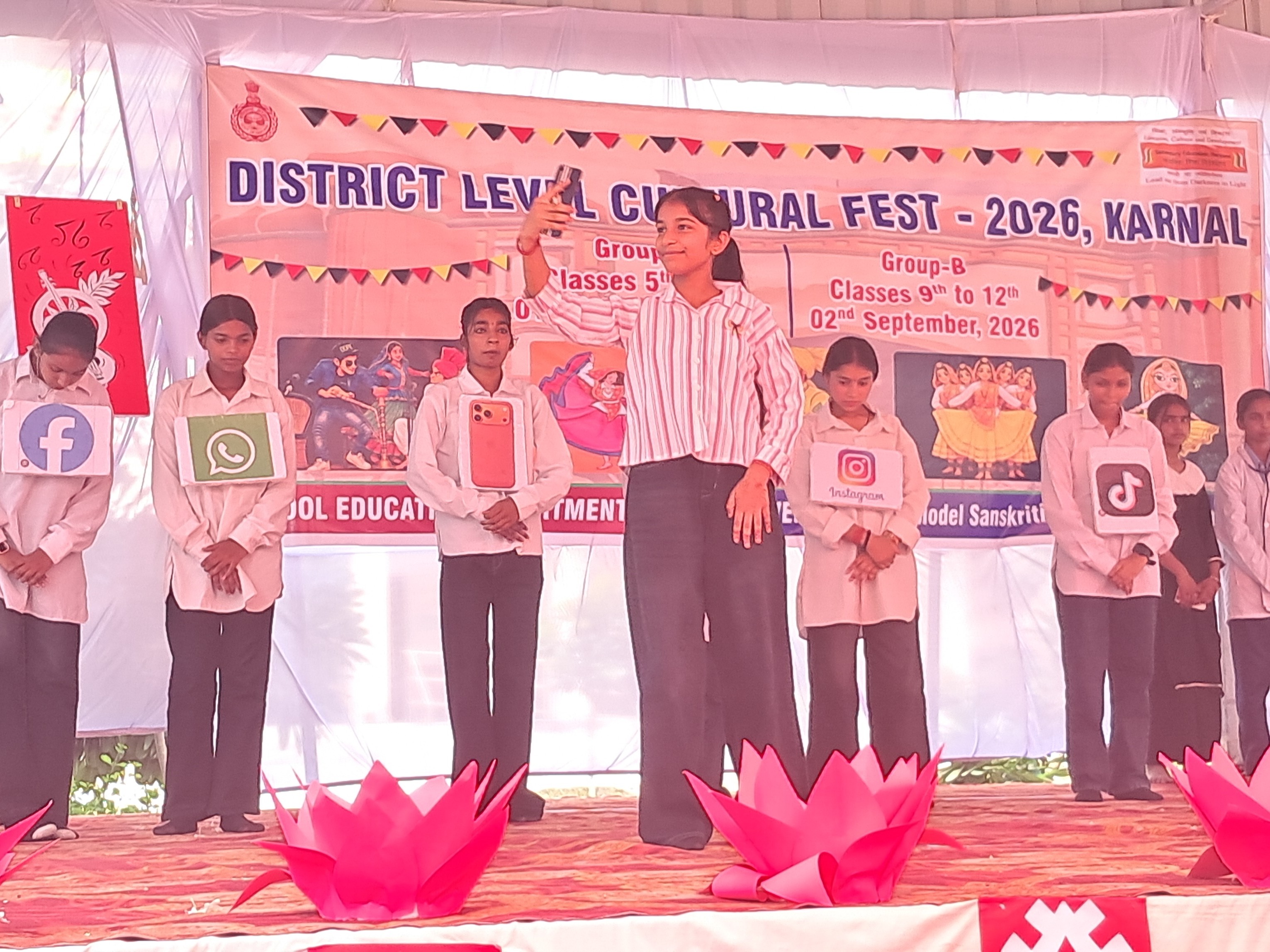 घरौंडा में रागनी प्रस्तुति देती छात्राएं।