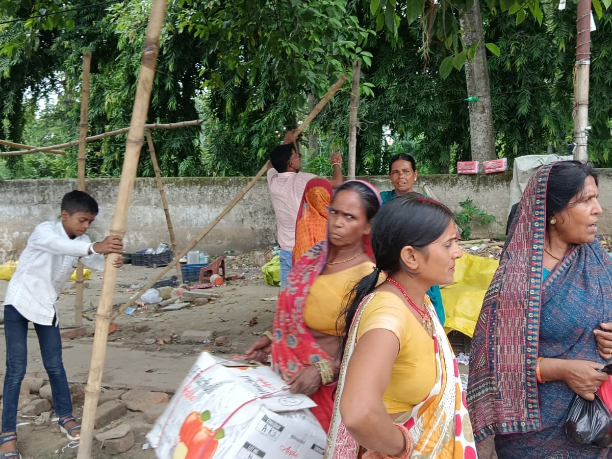 आसपास के अतिक्रमण को हटाया जा रहा।