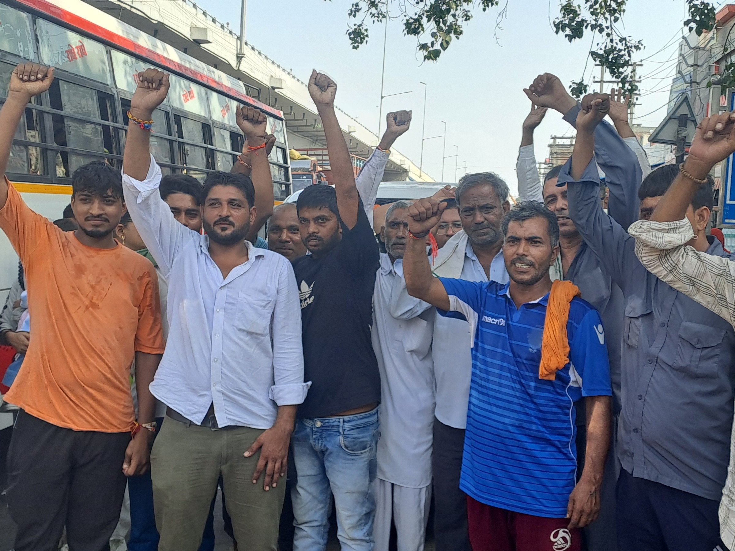 ग्रीन बसों के संचालन का विरोध, बोले- नहीं मिल रही सवारियां, रोजी-रोटी का संकट|समालखा,Samalkha - Dainik Bhaskar