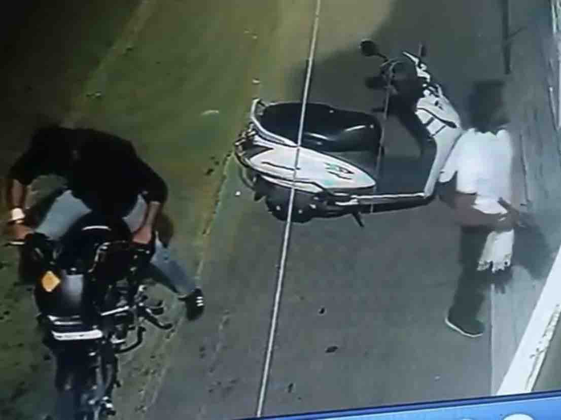 दो युवक आए थे। इनमें से एक बाहर गली में बाइक पर बैठा रहा।