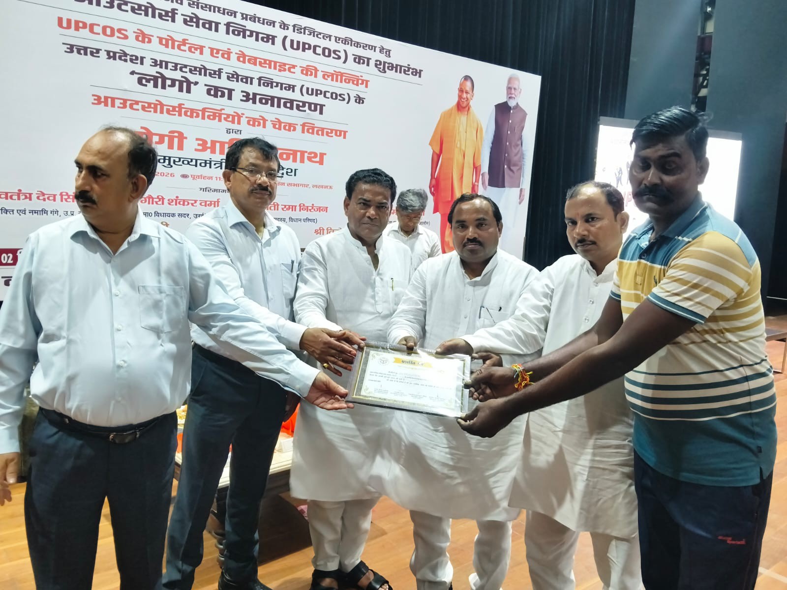 जिला पंचायत अध्यक्ष डॉ. घनश्याम अनुरागी ने जालौन में कर्मियों को सम्मानित किया।