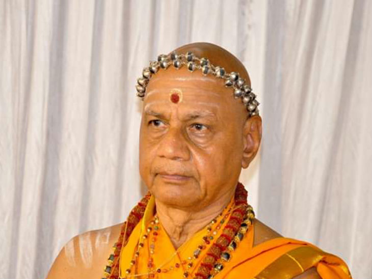 स्वामी गोविंद देव गिरी महाराज का जन्म 25 जनवरी 1949 को महाराष्ट्र के अहिल्यानगर जिले के बेलापुर गांव में हुआ था।