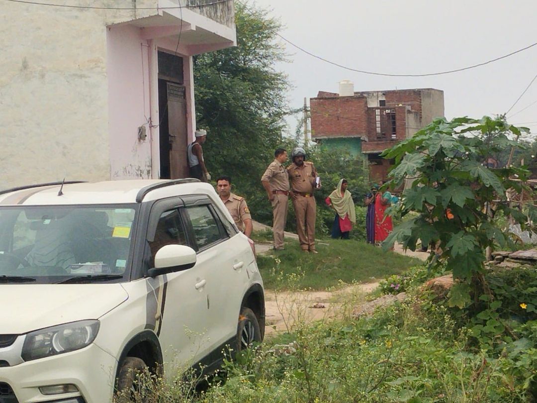 राजबाला ने पड़ोस की एक महिला की मदद से घर के बाहर से ताला लगवा दिया था। पुलिस की टीम जब पहुंची तो आस पास के लोगों की भीड़ जमा हो गई।