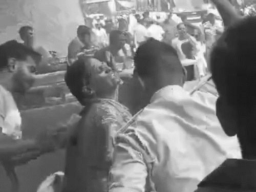 पुलिस के सामने महिला 80% झुलसी; बचाने में ASI और बेटा भी घायल|चतरा,Chatra - Dainik Bhaskar