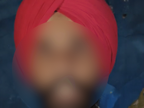 घटना की जानकारी देते हुए महिला का पति।