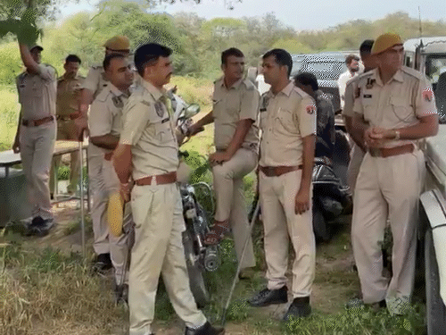 ग्रामीणों के विरोध-प्रदर्शन को देखते हुए आमेर व आसपास के थानों से पुलिसकर्मियों को मौके पर बुलाया गया।