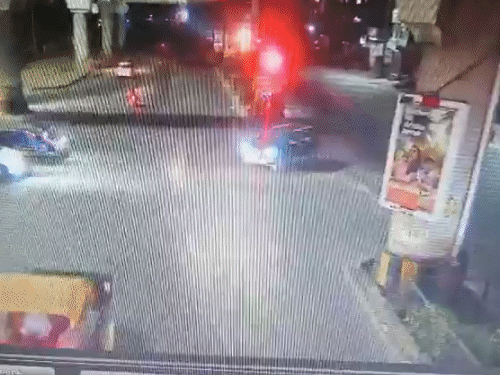टक्कर के बाद थार ने ई-रिक्शा को चपेट में ले लिया था।