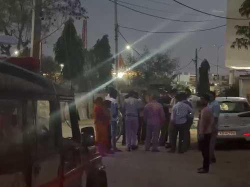 घटना के बाद लोगों से पूछताछ करती पुलिस।