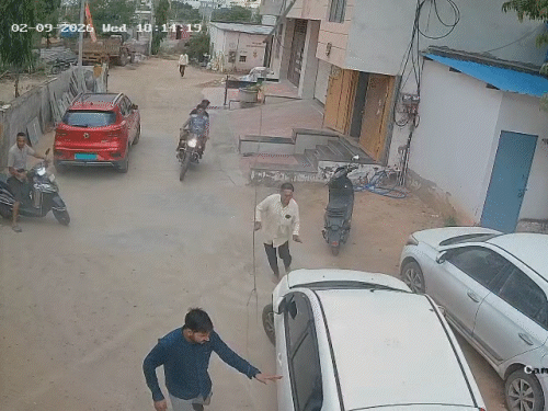 ड्राइवर ने लोगों को टक्कर मारने की कोशिश की।