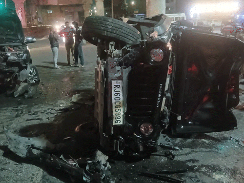 हादसे के बाद तेज रफ्तार थार पलट गई थी।