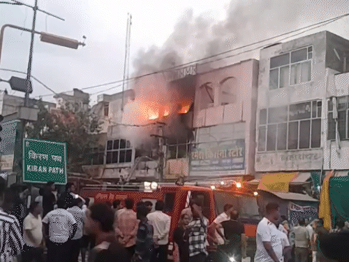 आग शोरूम की दूसरी और तीसरी मंजिल पर लगी।